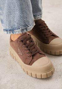 Renee - Jasnobrązowe Sneakersy Vices na Platformie z Ozdobą i Napisem Leawen. Okazja: na co dzień. Kolor: brązowy. Materiał: jeans. Wzór: aplikacja, napisy. Obcas: na platformie #9