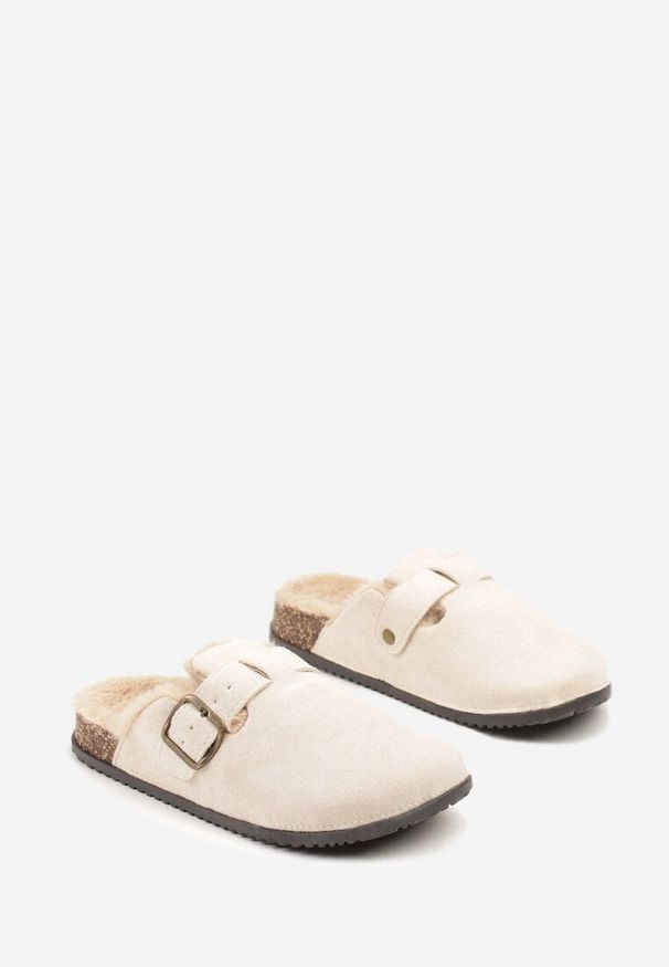 Renee - Beżowe Kapcie Typu Chodaki na Podeszwie z Korka Ozdobione Klamrą Alanelle. Okazja: na co dzień. Zapięcie: klamry. Kolor: beżowy. Materiał: jeans. Wzór: aplikacja. Styl: casual