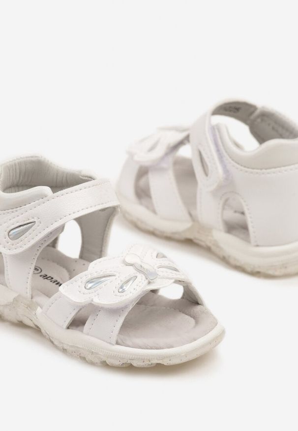 Born2be - Białe Sandały ze Skórzaną Wkładką i Aplikacją z Motylem Nelriva. Okazja: na co dzień. Nosek buta: otwarty. Zapięcie: rzepy. Kolor: biały. Materiał: skóra. Wzór: aplikacja. Sezon: lato. Styl: elegancki, młodzieżowy, casual