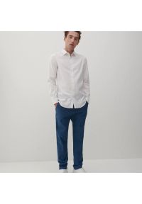 Reserved - Spodnie chino slim - Niebieski. Kolor: niebieski #1
