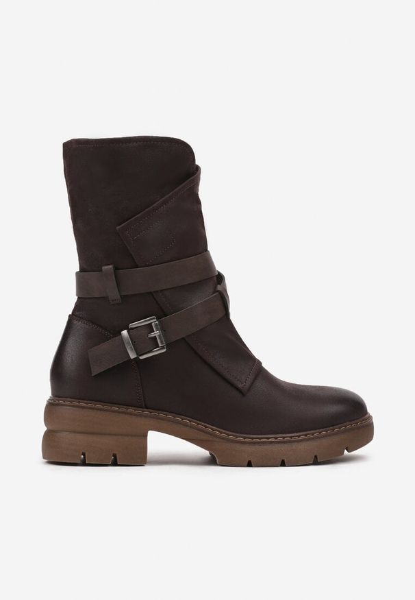 Born2be - Brązowe Botki na Płaskiej Podeszwie z Asymetryczną Cholewką Zdobioną paskami z Klamrami Felzina. Okazja: na co dzień. Zapięcie: klamry. Kolor: brązowy. Materiał: jeans. Szerokość cholewki: normalna. Wzór: aplikacja. Obcas: na płaskiej podeszwie. Styl: casual, klasyczny, elegancki