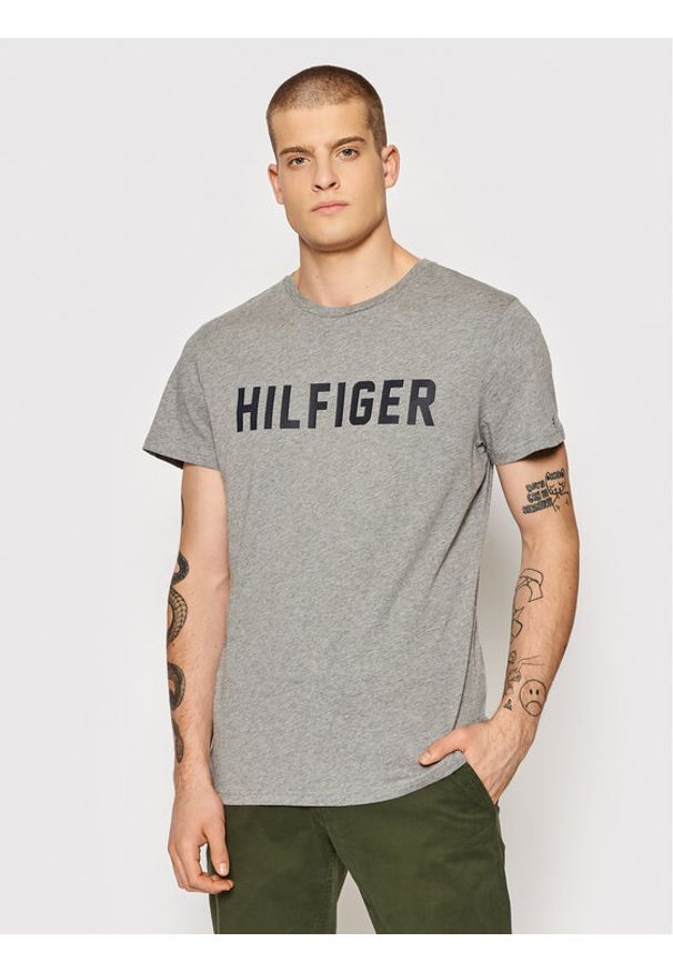 TOMMY HILFIGER - Tommy Hilfiger T-Shirt Ss Tee UM0UM02011 Szary Regular Fit. Kolor: szary. Materiał: bawełna