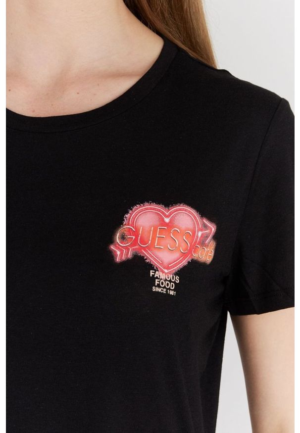 Guess - GUESS Czarny t-shirt damski z kolorowym printem. Kolor: czarny. Materiał: bawełna. Wzór: nadruk, kolorowy