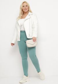 Born2be - Jasnozielone Spodnie z Gumką w Talii i Prostymi Nogawkami Lotlipa. Okazja: na co dzień, na spotkanie biznesowe. Kolekcja: plus size. Kolor: zielony. Styl: biznesowy, elegancki, casual #3