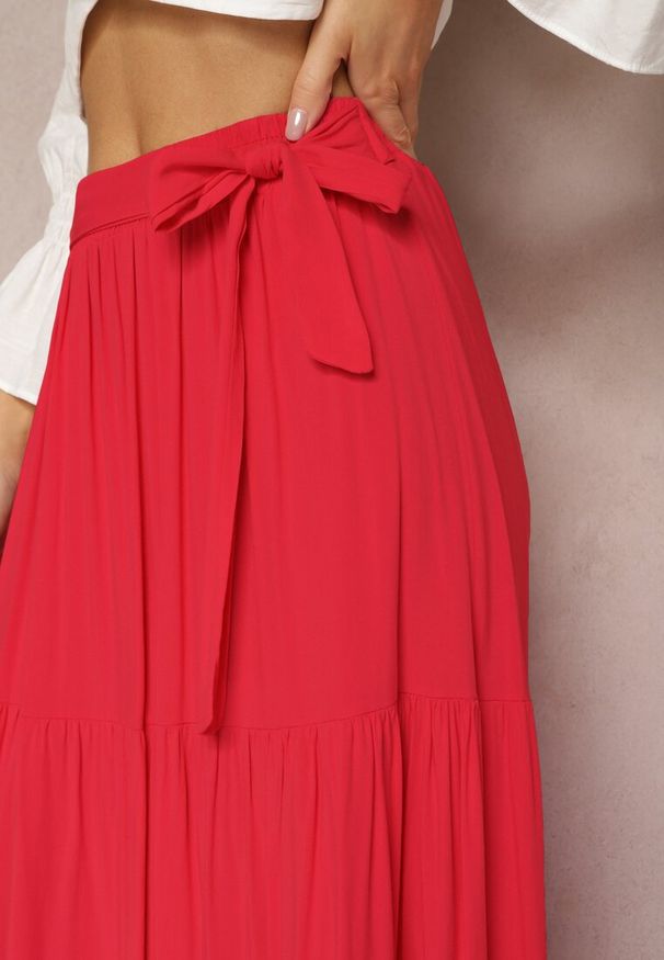 Renee - Czerwona Rozkloszowana Spódnica Maxi z Wiskozy z Materiałowymi Paskami Wintelis. Okazja: na imprezę, na spotkanie biznesowe, na co dzień. Kolor: czerwony. Materiał: materiał, wiskoza. Wzór: kolorowy, paski. Sezon: lato. Styl: elegancki, wakacyjny, biznesowy, casual