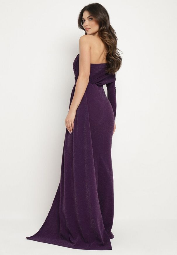 Born2be - Ciemnofioletowa Asymetryczna Sukienka Koktajlowa Ozdobiona Metaliczną Nicią i Trenem Emarielin. Kolor: fioletowy. Długość rękawa: długi rękaw. Wzór: aplikacja. Typ sukienki: asymetryczne. Styl: wizytowy. Długość: maxi