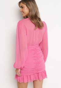 Born2be - Różowa Sukienka Mini Taliowana z Kopertową Górą i Marszczeniami Nolsama. Kolor: różowy. Materiał: materiał. Typ sukienki: kopertowe. Długość: mini #4