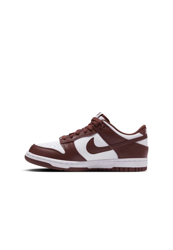 Nike Dunk Low Sneakersy damskie. Okazja: na uczelnię, na spacer, na co dzień. Kolor: czerwony. Materiał: guma, skóra, syntetyk. Szerokość cholewki: normalna. Sezon: lato. Sport: turystyka piesza