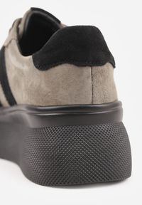 Renee - Ciemnobeżowe Zamszowe Sneakersy Chunky na Platformie Teslara. Okazja: na co dzień. Kolor: beżowy. Materiał: zamsz. Obcas: na platformie #7