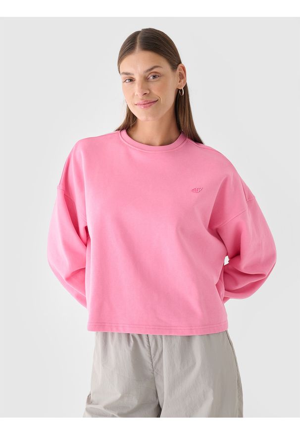 4f - 4F Bluza dresowa nierozpinana bez kaptura damska - różowa S. Okazja: na co dzień. Typ kołnierza: bez kaptura. Kolor: różowy. Materiał: dresówka. Wzór: gładki, ze splotem. Styl: klasyczny, sportowy, casual