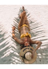SUSAN SWIMWEAR - Góra od bikini Bow Sand. Kolor: żółty. Materiał: tkanina, satyna. Wzór: aplikacja #2