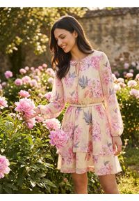 Sinsay - Sukienka mini w kwiaty z paskiem - wielobarwny. Wzór: kwiaty. Długość: mini #1