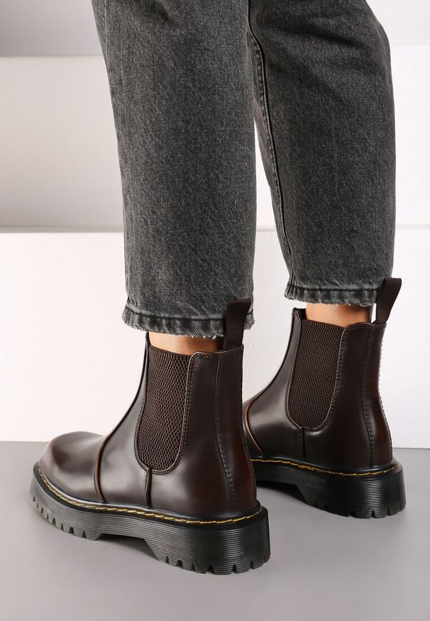 Renee - Brązowe Casualowe Płaskie Botki Sztyblety Irivarae. Okazja: na co dzień. Kolor: brązowy. Materiał: jeans. Obcas: na obcasie. Styl: casual. Wysokość obcasa: niski
