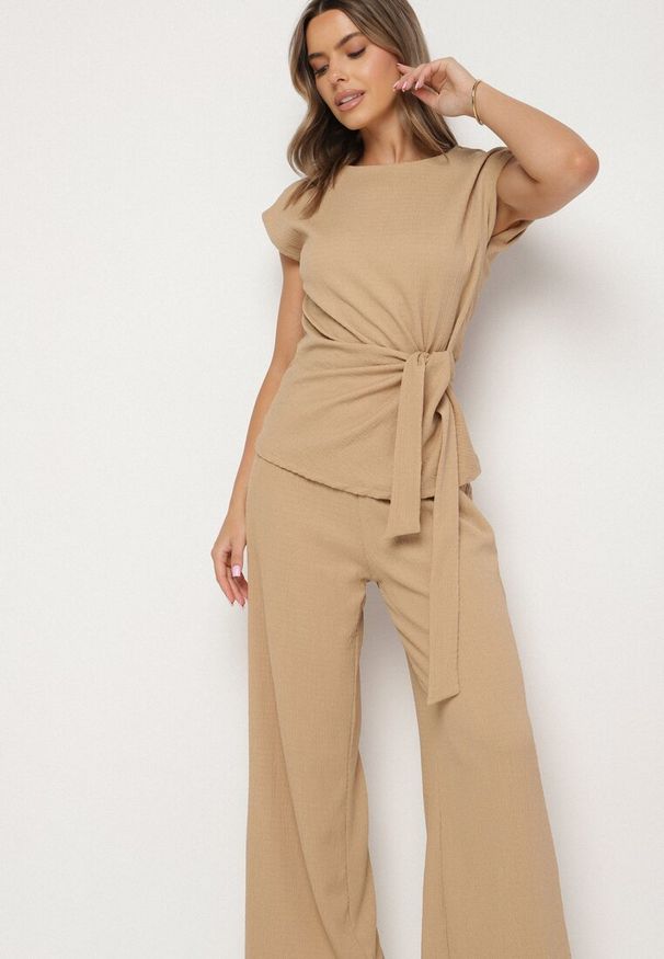 Born2be - Beżowy Komplet Bluzka z Wiązaniem i Szerokie Spodnie Halorelle. Kolor: beżowy