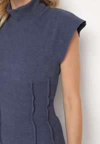 Born2be - Granatowa Sukienka z Prążkowanej Dzianiny o Taliowanym Kroju z Półgolfem Ivarinae. Okazja: na co dzień, na spotkanie biznesowe. Kolor: niebieski. Materiał: dzianina, prążkowany. Długość rękawa: bez rękawów. Styl: biznesowy, casual, elegancki #3