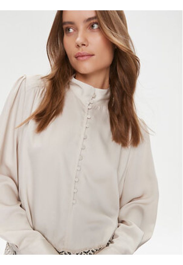 Bruuns Bazaar Bluzka BBW3741 Écru Relaxed Fit. Materiał: syntetyk