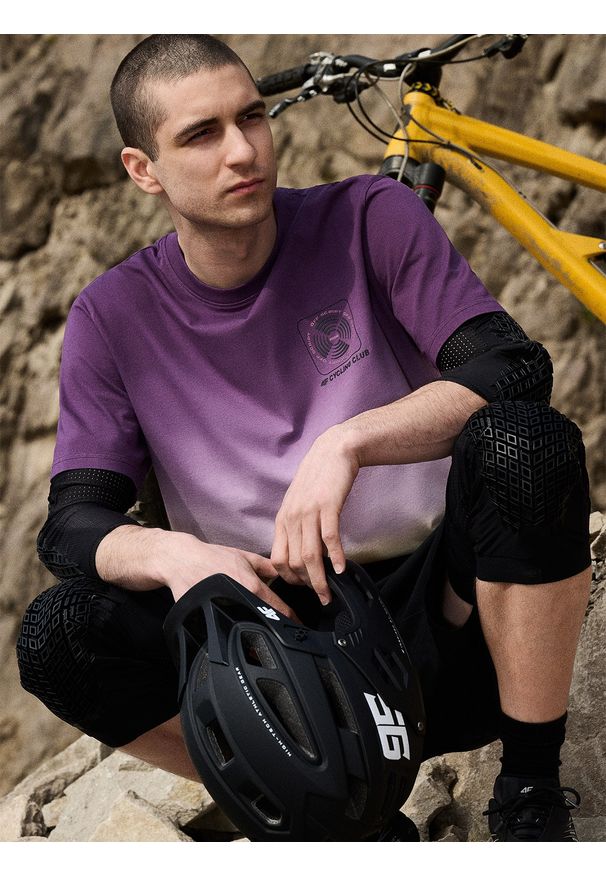 4f - 4F T-shirt relaxed z nadrukiem męski - fioletowy M. Okazja: na co dzień. Kolor: fioletowy. Materiał: materiał, bawełna, dzianina. Wzór: nadruk. Styl: casual