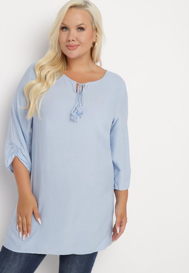 Born2be - Jasnoniebieska Wiązana Tunika Ozdobiona Troczkami Eviras. Okazja: na co dzień. Kolor: niebieski. Materiał: skóra, jeans. Wzór: aplikacja. Styl: elegancki, casual