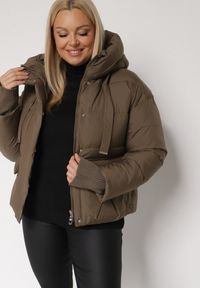 Born2be - Brązowa Pikowana Krótka Kurtka z Nieodpinanym Kapturem i Ozdobnymi Tasiemkami Mevannia. Okazja: na co dzień. Kolor: brązowy. Materiał: jeans. Długość: krótkie. Styl: casual #5