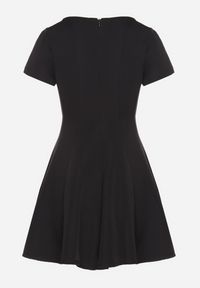 Born2be - Czarna Rozkloszowana Sukienka z Krótkim Rękawem i Ozdobnymi Przeszyciami Meporea. Okazja: na co dzień. Kolor: czarny. Długość rękawa: krótki rękaw. Styl: klasyczny, casual, elegancki #7