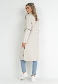 Born2be - Beżowy Płaszcz z Regulowaną Długością i Taśmami z Napisem Emmilou. Kolor: beżowy. Wzór: napisy. Sezon: wiosna, jesień #2