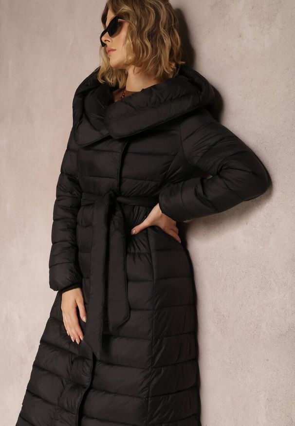 Renee - Czarna Kurtka Damiore. Kolor: czarny. Materiał: tkanina, materiał. Długość: długie. Styl: klasyczny, elegancki