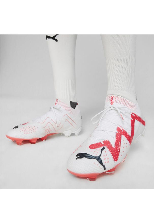 Buty piłkarskie męskie Puma Future Ultimate Fg Ag. Kolor: biały, czerwony, wielokolorowy, czarny. Materiał: materiał, syntetyk. Szerokość cholewki: normalna. Sport: piłka nożna