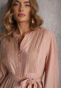 Renee - Jasnoróżowa Wiskozowa Sukienka o Rozkloszowanym Kroju z Wiązanym Paskiem i Koronką Reisavien. Okazja: na spacer, na co dzień. Typ kołnierza: dekolt w serek. Kolor: różowy. Materiał: wiskoza, koronka. Wzór: koronka. Typ sukienki: rozkloszowane. Styl: casual, elegancki #3