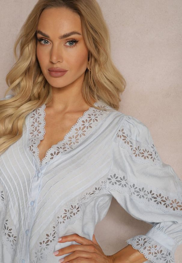 Renee - Jasnoniebieska Koszula z Wiskozy z Rękawami 7/8 Ozdobiona Koronką i Falbankami przy Mankietach Waerata. Typ kołnierza: kołnierz z falbankami. Kolor: niebieski. Materiał: koronka, wiskoza. Wzór: koronka, aplikacja
