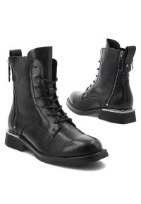 Czarne Botki Vinceza Wygodne Buty Damskie. Okazja: na co dzień. Zapięcie: sznurówki. Kolor: czarny. Szerokość cholewki: normalna. Wzór: gładki, aplikacja. Sezon: zima, jesień. Obcas: na obcasie. Styl: klasyczny, casual, elegancki #8