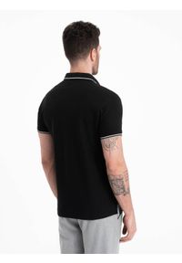 Ombre Clothing - Koszulka męska polo z dzianiny pique bez guzików - czarna V2 OM-POSS-0110 - XXL. Okazja: do pracy, na co dzień. Typ kołnierza: polo. Kolor: czarny. Materiał: dzianina. Wzór: paski, ze splotem, aplikacja. Styl: sportowy, casual, wizytowy, klasyczny #4