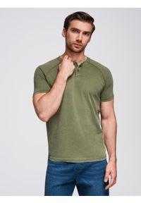 Ombre Clothing - Męski t-shirt z efektem sprania i guzikami przy dekolcie – oliwkowy V4 - Rozmiar: L. Okazja: na co dzień. Kolor: oliwkowy. Materiał: bawełna, dzianina. Długość rękawa: raglanowy rękaw. Długość: krótkie. Sezon: lato. Styl: elegancki, casual, vintage, klasyczny