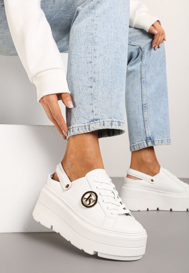 Renee - Białe Sneakersy Vices na Platformie z Tłoczeniem Paskiem na Pięcie i Metaliczną Aplikacją Selfedi. Okazja: na co dzień. Zapięcie: pasek. Kolor: biały. Materiał: jeans. Wzór: aplikacja. Obcas: na platformie