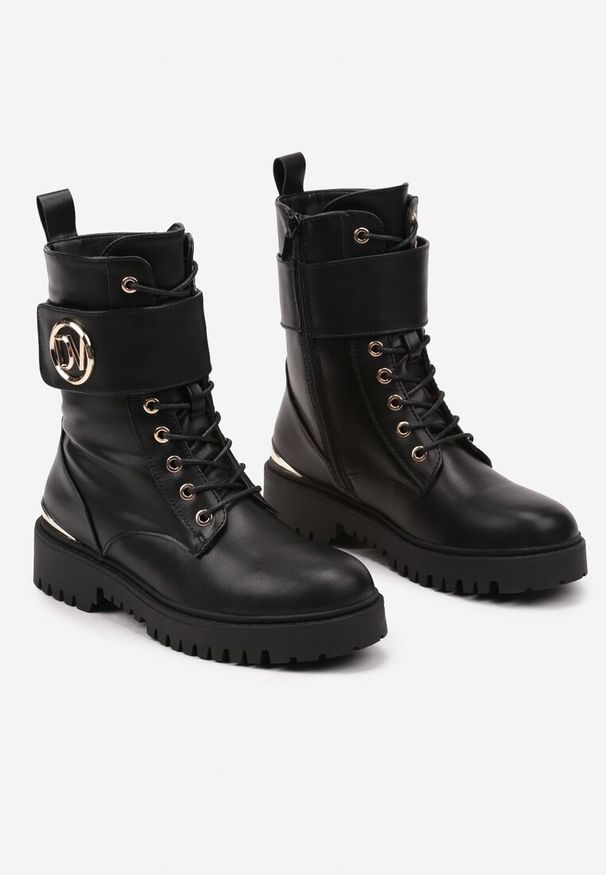 Born2be - Czarne Botki Workery z Metalicznymi Aplikacjami i Dodatkowym Rzepem przy Cholewce Deolla. Zapięcie: rzepy. Kolor: czarny. Materiał: jeans. Szerokość cholewki: normalna. Wzór: aplikacja. Obcas: na obcasie. Styl: klasyczny, rockowy. Wysokość obcasa: średni
