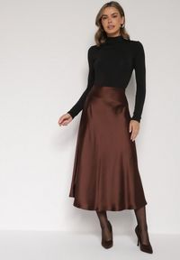 Born2be - Brązowa Rozkloszowana Midi Spódnica Satynowa Zapinana na Suwak z Gumką w Pasie Williwarne. Stan: podwyższony. Kolor: brązowy. Materiał: satyna #2
