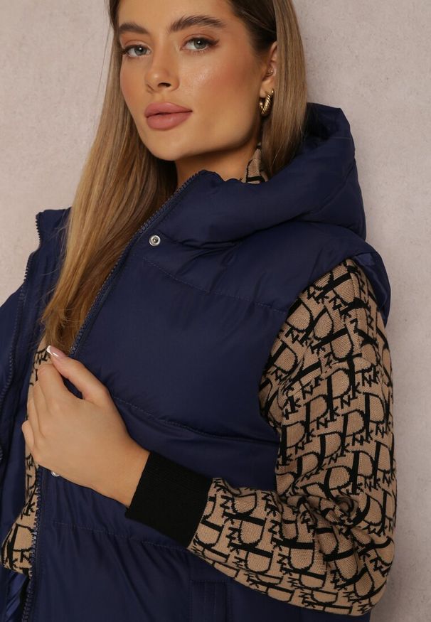 Renee - Granatowa Kamizelka Długa z Kapturem Pikowana Mellyn. Typ kołnierza: kaptur. Kolor: niebieski. Materiał: materiał. Długość: długie. Sezon: jesień, wiosna