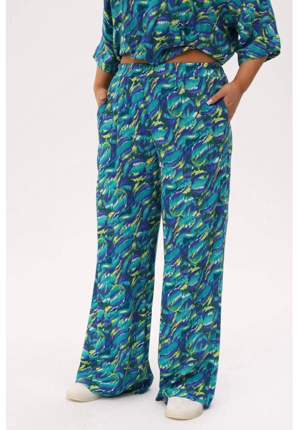 Moda Size Plus Iwanek - Spodnie "tropikalna energia" z kompletu Riva - wakacyjny styl, wygoda i lekkość PLUS SIZE XXL OVERSIZE. Okazja: na co dzień, do pracy, do domu. Stan: podwyższony. Kolekcja: plus size. Materiał: materiał, wiskoza, jeans, tkanina. Długość: krótkie. Wzór: gładki. Sezon: lato. Styl: wakacyjny