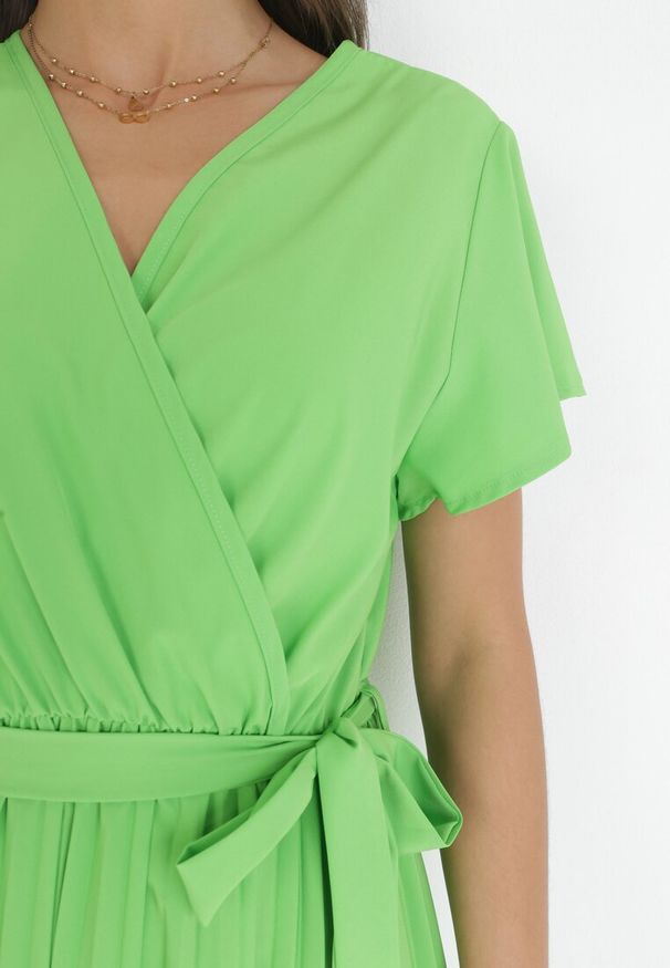 Born2be - Zielona Elegancka Sukienka Maxi w Plisy z Kopertowym Dekoltem i Wiązaniem Thessi. Kolor: zielony. Sezon: lato. Typ sukienki: kopertowe. Styl: elegancki. Długość: maxi