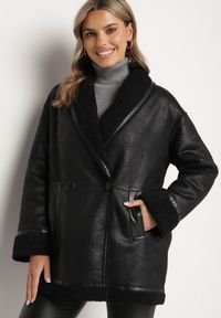 Born2be - Czarna Kurtka Biker o Kroju Marynarki Ocieplona Futerkiem Typu Baranek Saliria. Okazja: na co dzień. Kolor: czarny. Materiał: futro. Styl: elegancki, casual