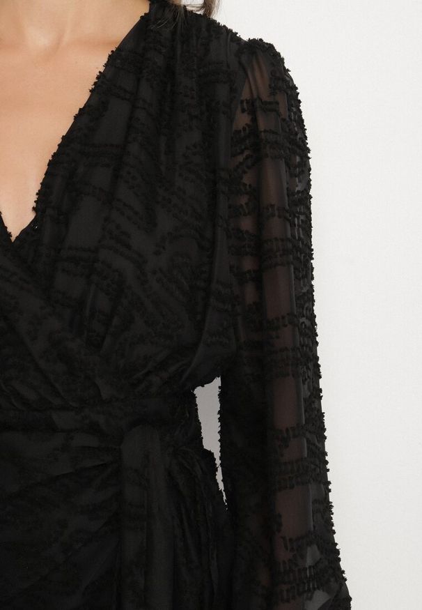 Born2be - Czarna Taliowana Sukienka z Tkaniny Plumeti Saloressa. Okazja: do pracy, na spotkanie biznesowe, na randkę. Typ kołnierza: dekolt w kształcie V. Kolor: czarny. Materiał: tkanina. Długość rękawa: długi rękaw. Wzór: aplikacja. Styl: klasyczny, biznesowy