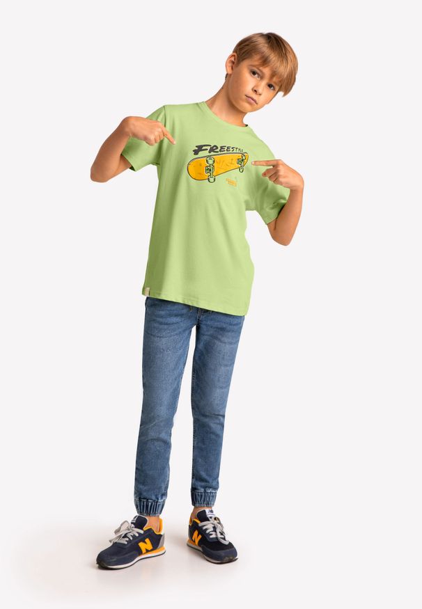 Volcano - Seledynowa koszulka chłopięca z nadrukiem deskorolki T-FONTER JUNIOR. Kolor: zielony. Materiał: materiał, bawełna, prążkowany, skóra. Długość rękawa: krótki rękaw. Długość: krótkie. Wzór: nadruk. Styl: klasyczny, sportowy