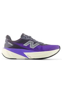 Buty damskie New Balance FuelCell Rebel v5 WFCX8L2 – fioletowe. Kolor: fioletowy. Materiał: guma, syntetyk, materiał. Szerokość cholewki: normalna. Wzór: geometria. Sport: fitness, bieganie #1