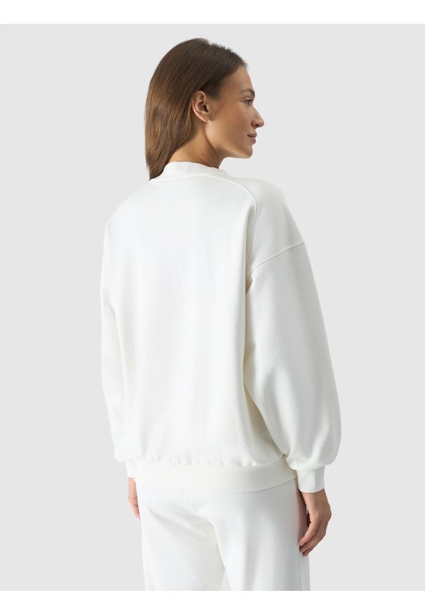 4f - 4F Bluza dresowa nierozpinana bez kaptura damska - biała XXL. Okazja: na co dzień. Typ kołnierza: bez kaptura. Kolor: biały. Materiał: dresówka. Długość rękawa: raglanowy rękaw. Wzór: gładki, nadruk, ze splotem, napisy. Styl: klasyczny, sportowy, casual