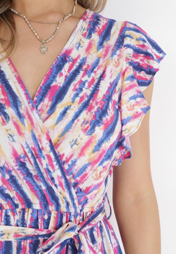 Born2be - Różowa Wiskozowa Midi Sukienka z Kopertowym Dekoltem i Gumką w Pasie Ozdobiona Falbankami Zianna. Typ kołnierza: kołnierz z falbankami. Kolor: różowy. Materiał: wiskoza. Wzór: aplikacja. Typ sukienki: kopertowe. Długość: midi