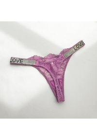Intica - Stringi koronkowe z ozdobnym napisem Maruschka. Kolor: różowy. Materiał: koronka. Wzór: napisy