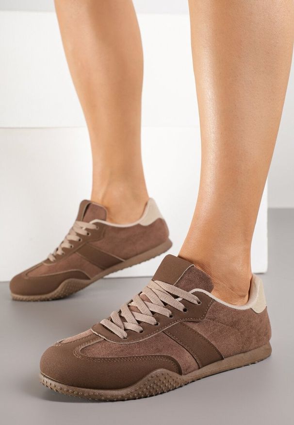 Renee - Brązowe Sneakersy Ozdobione Tłoczeniem Halennesa. Okazja: na co dzień. Kolor: brązowy. Materiał: jeans. Wzór: aplikacja