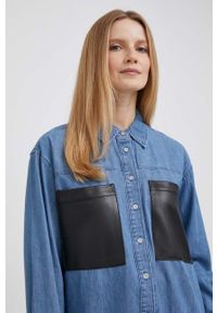 DKNY - Dkny koszula jeansowa damska kolor niebieski relaxed z kołnierzykiem klasycznym. Typ kołnierza: kołnierzyk klasyczny. Kolor: niebieski. Materiał: jeans. Długość: długie. Styl: klasyczny #2