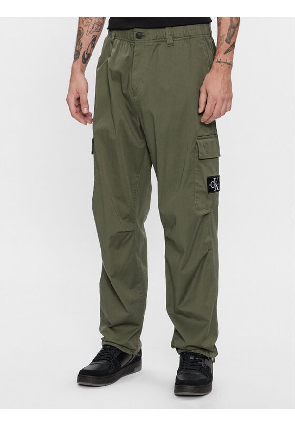 Calvin Klein Jeans Spodnie materiałowe Essential J30J324537 Zielony Regular Fit. Kolor: zielony. Materiał: bawełna