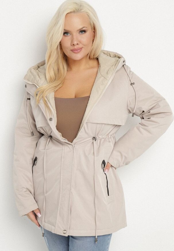 Born2be - Beżowa Kurtka Dwustronna Parka z Kapturem Lannaria. Typ kołnierza: kaptur. Kolekcja: plus size. Kolor: beżowy. Wzór: gładki