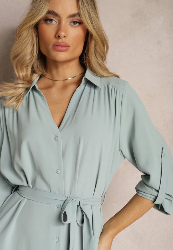 Renee - Niebieska Casualowa Sukienka Koszulowa na Guziki z Kieszeniami Jezebel. Okazja: na co dzień. Kolor: niebieski. Długość rękawa: długi rękaw. Typ sukienki: koszulowe. Styl: casual